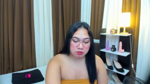 Karen Oquio online show from October 22, 11:52 pm