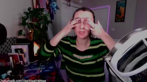 Snapshot of veeweatherbee chatting on December 21, 11:24 pm Violet Weatherbee online show from December 21, 11:24 pm