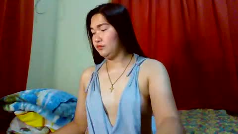 Snapshot of xsweetiemajax chatting on February 8, 1:32 am HI IM PAULINE online show from February 8, 1:32 am