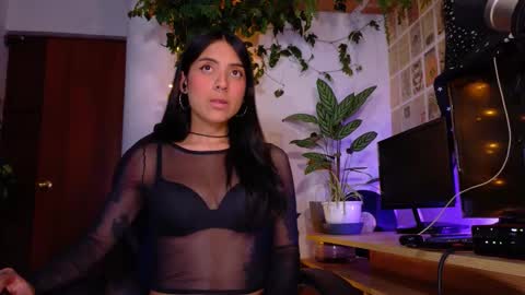 yeriawaddell  online show from November 22, 2:57 am