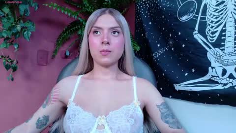 yeriawaddell  online show from April 12, 9:51 pm