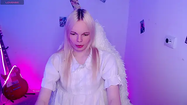 Emily Nyaffee online show from November 26, 9:50 pm