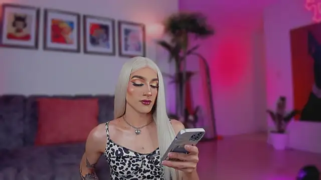 Taylor  foxxx online show from October 25, 5:35 am