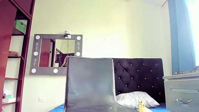 Snapshot of xmissinchesxx chatting on September 17, 6:13 pm xmissinchesxx online show from September 17, 6:13 pm