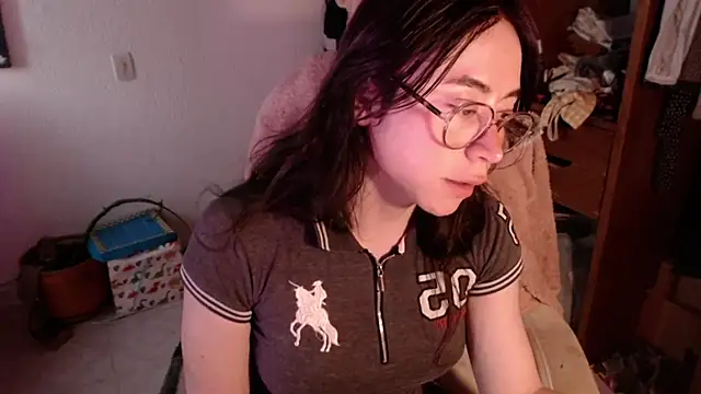 emily pearl  online show from January 17, 11:01 pm