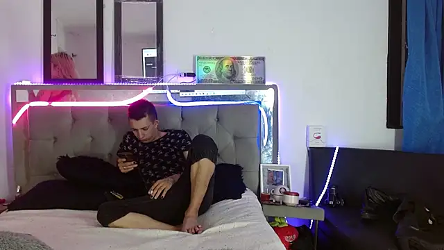 parejacaliente20154 online show from February 13, 11:06 am