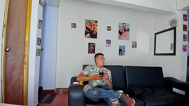 parejacaliente20154 online show from September 11, 7:00 pm