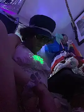 gurlnips online show from March 15, 2:43 pm