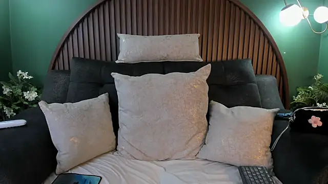 shannel  queen online show from April 2, 8:07 pm