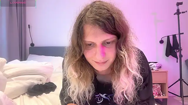 Snapshot of Alice_Pinkhead chatting on October 21, 10:17 am Alice Pinkhead online show from October 21, 10:17 am