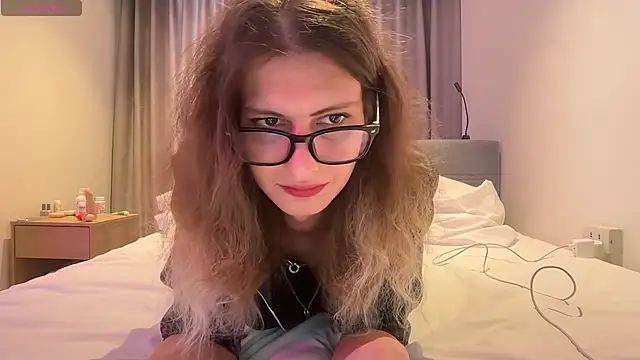 Alice Pinkhead online show from April 6, 7:41 am