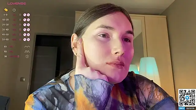 Maria Bowie online show from December 14, 8:04 pm