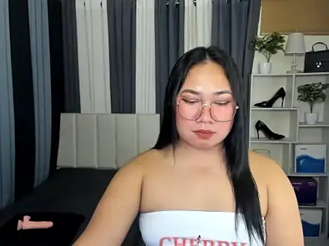 TsUncutKaren online show from March 17, 5:04 pm