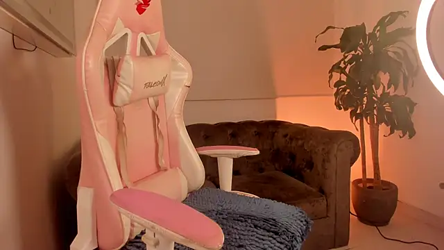 eva  s online show from April 4, 12:52 am