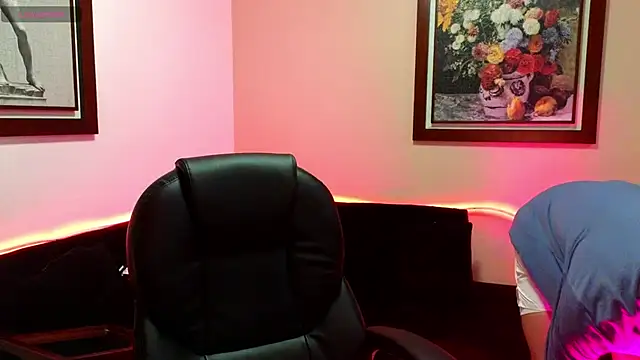 petitegigant33 online show from October 31, 2:54 am