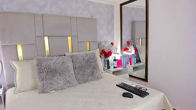 IsisBrown  online show from April 14, 7:41 pm