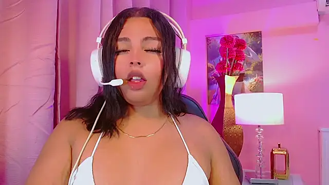 Maia Hotts online show from April 12, 8:45 pm