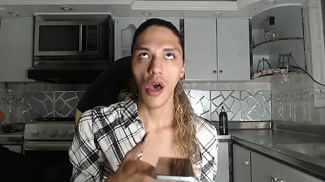 CrisOzzz online show from April 8, 11:39 pm