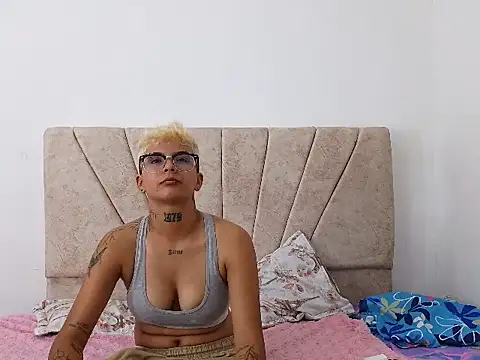 Nini Smith online show from May 29, 1:37 am