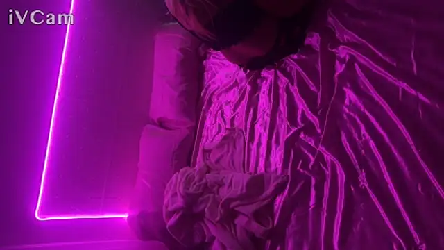 Shynesse21 online show from March 28, 5:37 pm