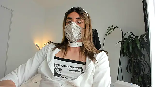 LilyReina online show from April 20, 6:20 pm