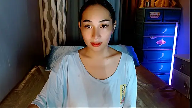 SweetLilly 18 online show from May 24, 4:09 am