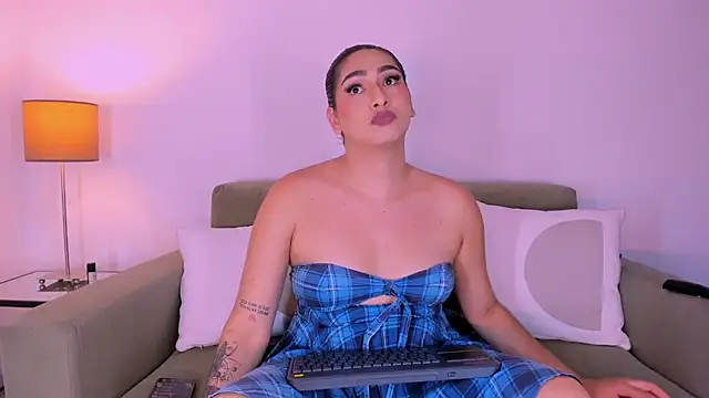 ISABELLASSMITH online show from March 19, 4:57 am