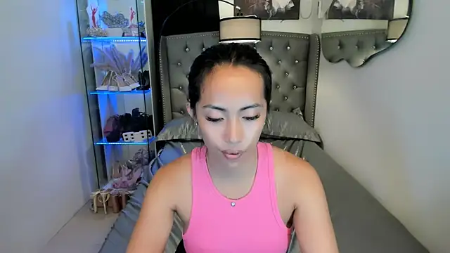 reighnempress online show from March 18, 6:02 am