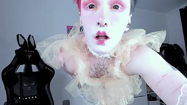 Snapshot of sweet_pinkberry chatting on October 31, 5:00 pm sweet pinkberry online show from October 31, 5:00 pm