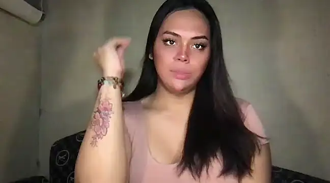 Snapshot of _MissKhimberlyXxx_ chatting on January 12, 5:33 pm  MissKhimberlyXxx  online show from January 12, 5:33 pm