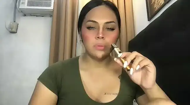 Snapshot of _MissKhimberlyXxx_ chatting on February 21, 1:33 pm  MissKhimberlyXxx  online show from February 21, 1:33 pm