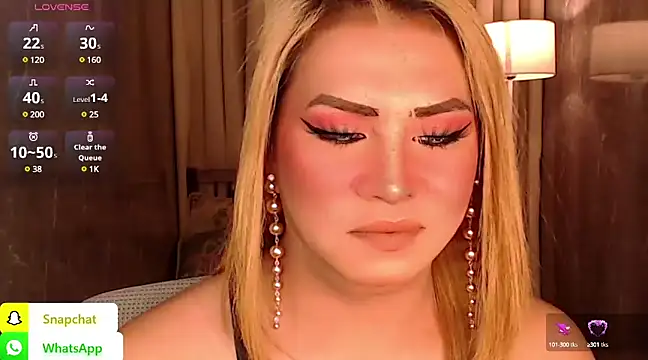 Snapshot of QUEEN_GIAMOORE69 chatting on January 23, 10:33 pm QUEEN GIAMOORE69 online show from January 23, 10:33 pm