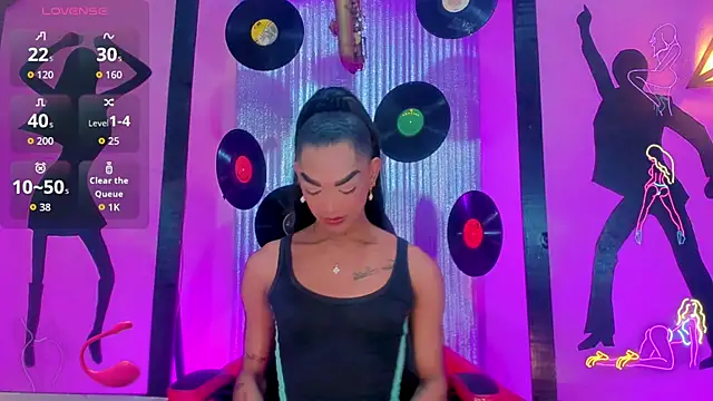 nickyminach  online show from November 10, 7:15 pm