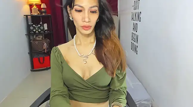 Trixie Mattel21 online show from March 5, 9:42 pm